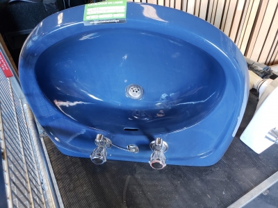 Lavabo bleu avec 2 robinet