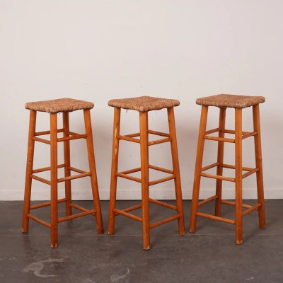 S&eacute;rie de 3 tabourets haut en bois, assise en paille vintage