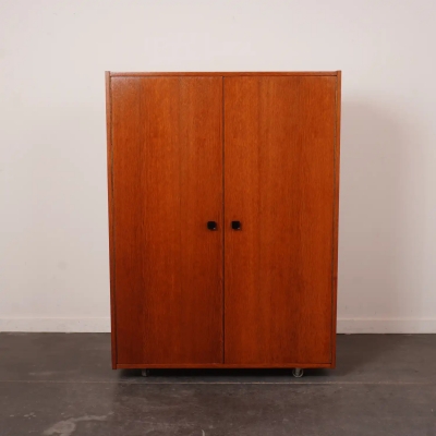 Armoire &agrave; linge sur roulettes vintage