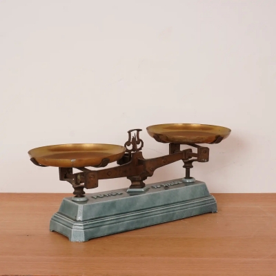 Balance en fonte &eacute;maill&eacute;e bleue vintage