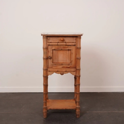 Table de chevet style Napol&eacute;on III en bois sculpt&eacute; imitation bambou
