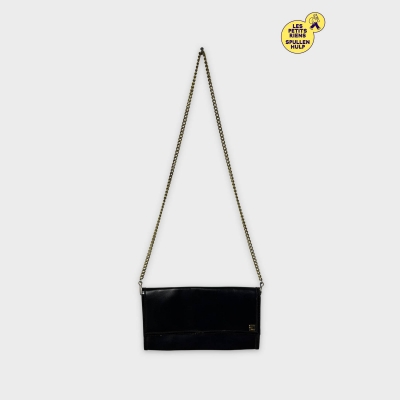 Sac à main noir en cuir avec chaîne dorée