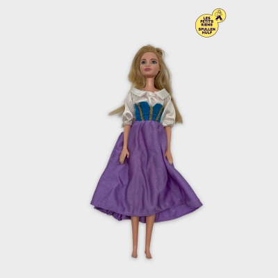 Poupée blonde en robe violette