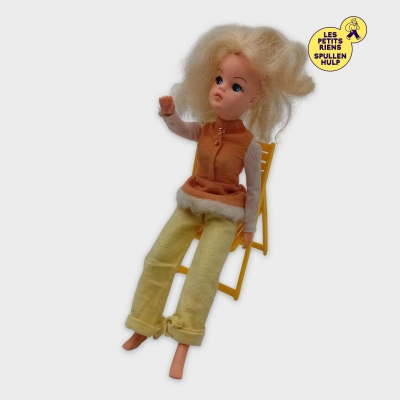 Poupée vintage blonde aux yeux bleus, haut orange et pantalon jaune (sans la chaise)