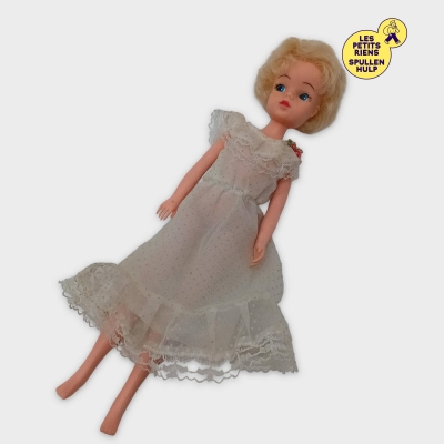 Sindy poupée vintage blonde robe blanche à pois dentelle