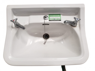 Évier double robinet avec bouchon
