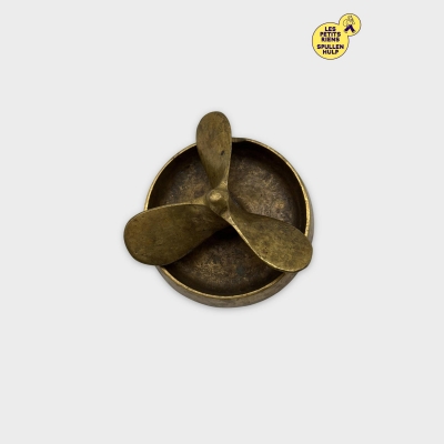 Cendrier vintage en laiton avec hélice décorative