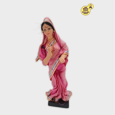 Poupée Indienne Traditionnelle Rose Sur Socle Décoration 23 Cm