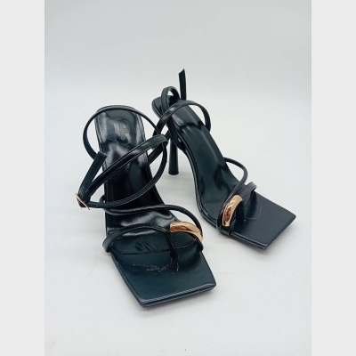 Sandales À Talons Hauts Noires Et Dorées