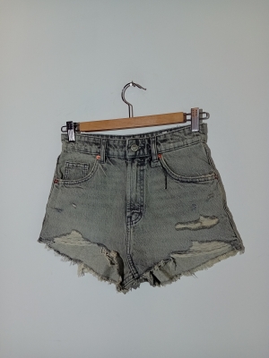 Short En Denim Gris Délavé Effet Usé Zara