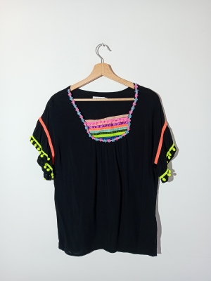 Haut Noir Fluide Mja Avec Broderies Et Pompons