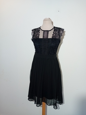 Robe Noire En Dentelle Et Plissée Moocci