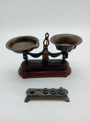 Ancienne Balance De Roberval Et Poids