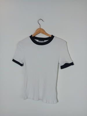 T-shirt Côtelé Blanc Et Noir Zara
