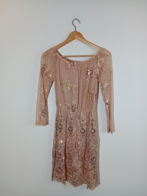 Robe en tulle rose poudré avec broderies dorées
