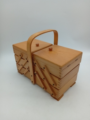 Travailleuse De Couture Vintage En Bois