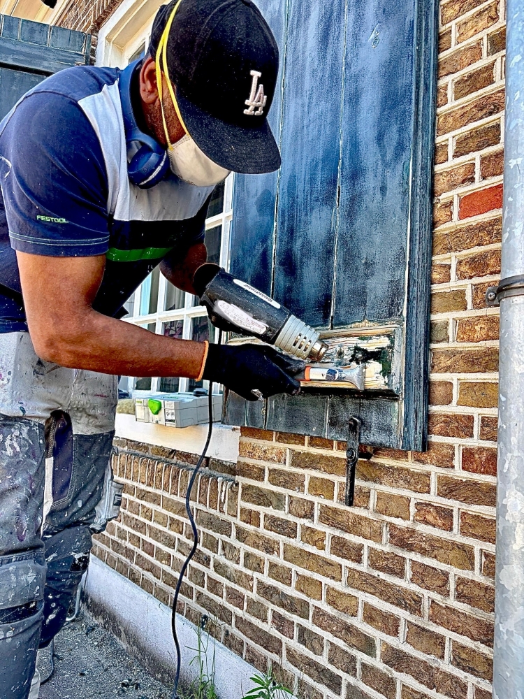 Schilderwerk binnen en buiten, behangen en houtrot herstel 