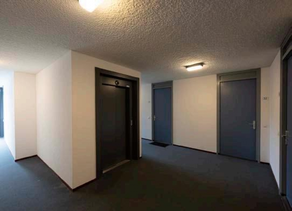 Schilderen in aankomsthal VvE