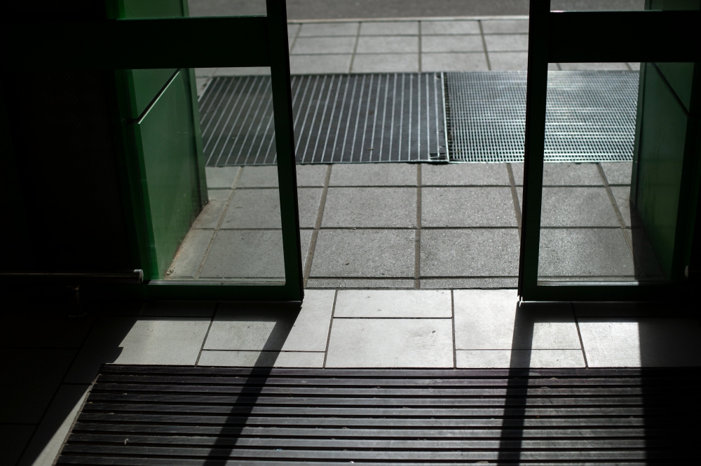  vervanging van entreetegels en schoonloopmat