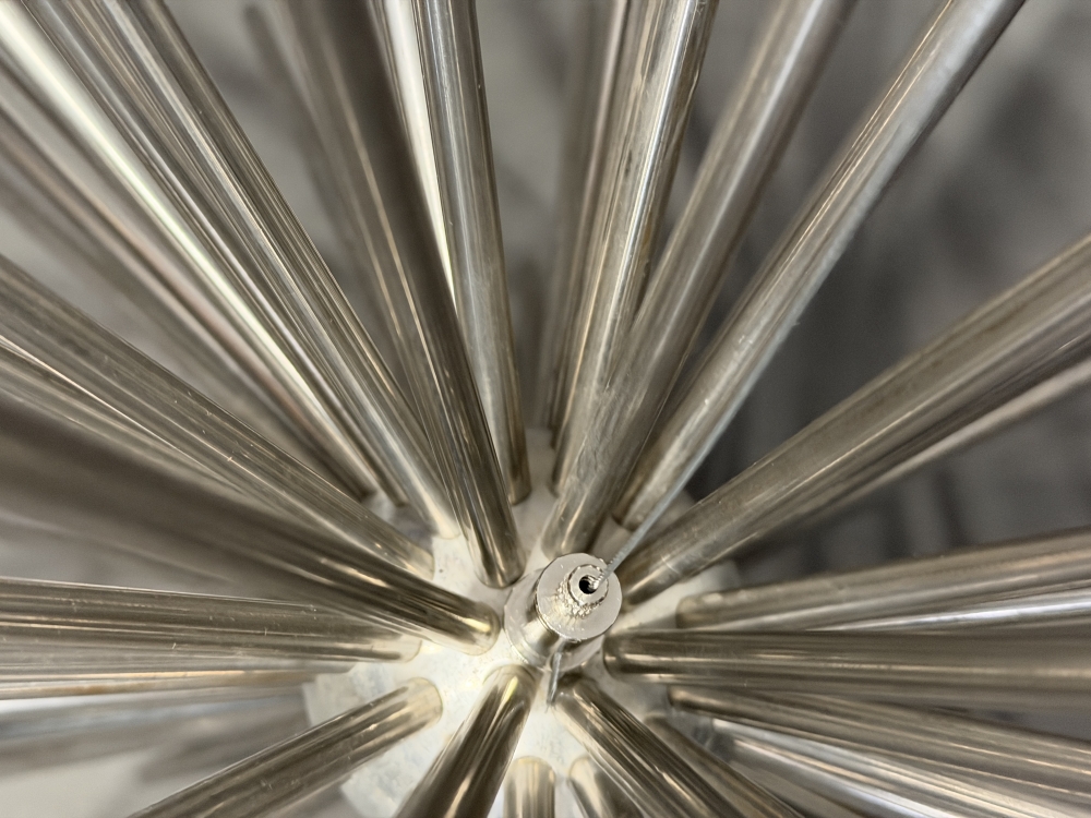 Curtis Jere, escultura Sputnik, sea urchin, acero, de 1970 aprox., USA