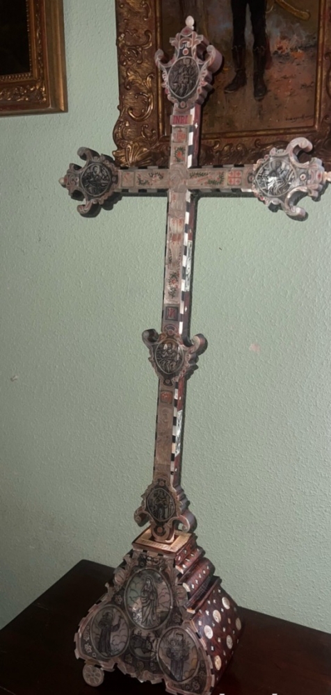 Cruz franciscana en raíz de olivo y nácar en pirograbado, siglo XVIII, circa1740