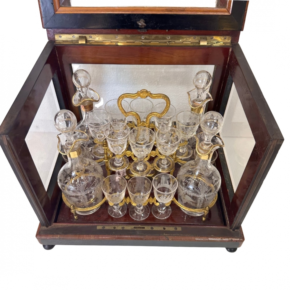 Licorera, palosanto y ébano, ormolú, cristal de Baccarat grabado, Napoleón III, circa 1880, Francia