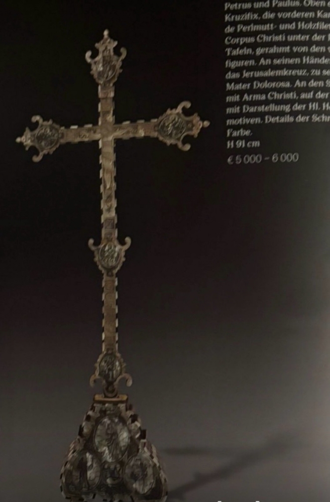 Cruz franciscana en raíz de olivo y nácar en pirograbado, siglo XVIII, circa1740