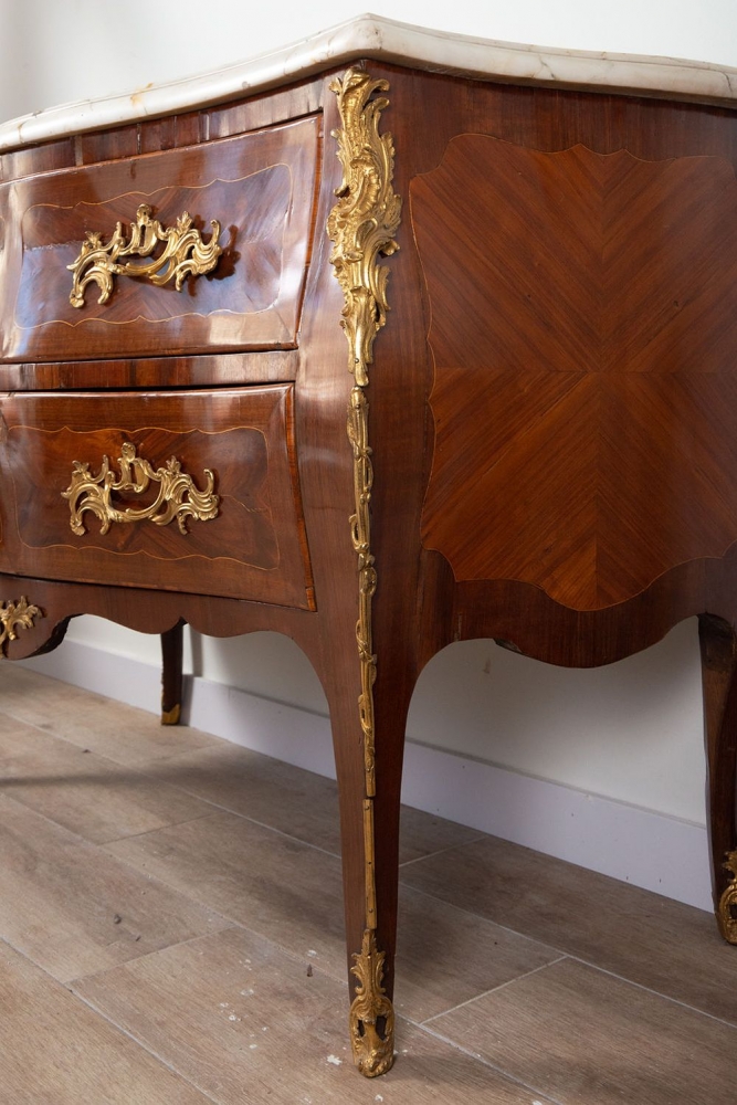 Cómoda francesa, hacia 1750, Louis XV, estampillada por Antoine-Mathieu Criard JME
