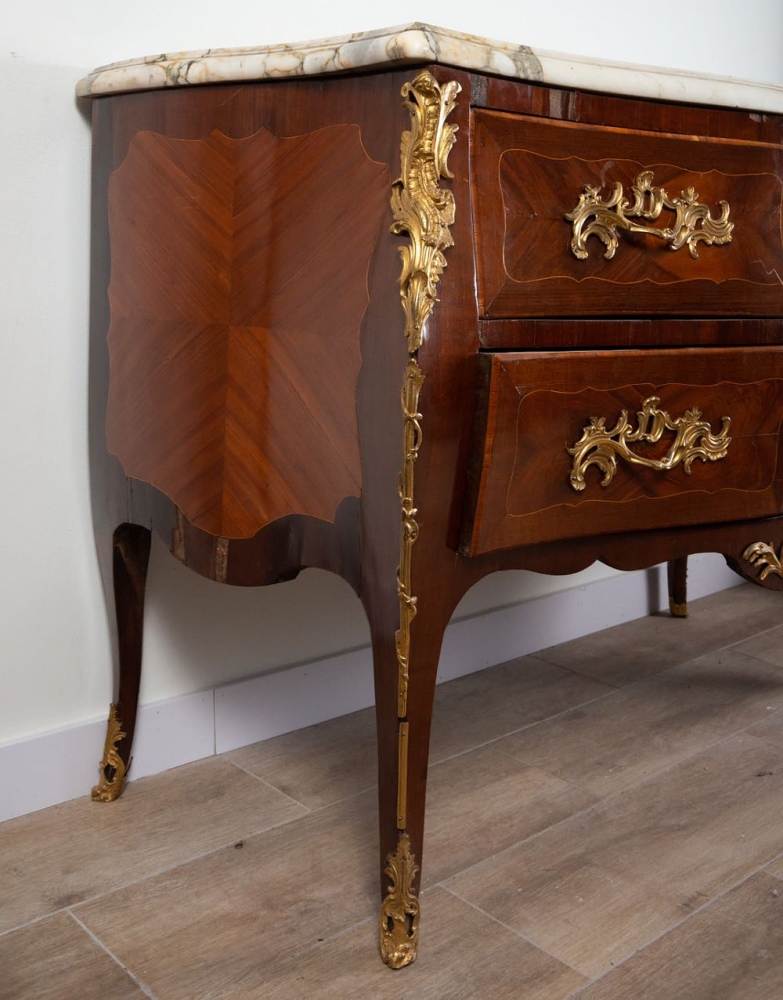 Cómoda francesa, hacia 1750, Louis XV, estampillada por Antoine-Mathieu Criard JME