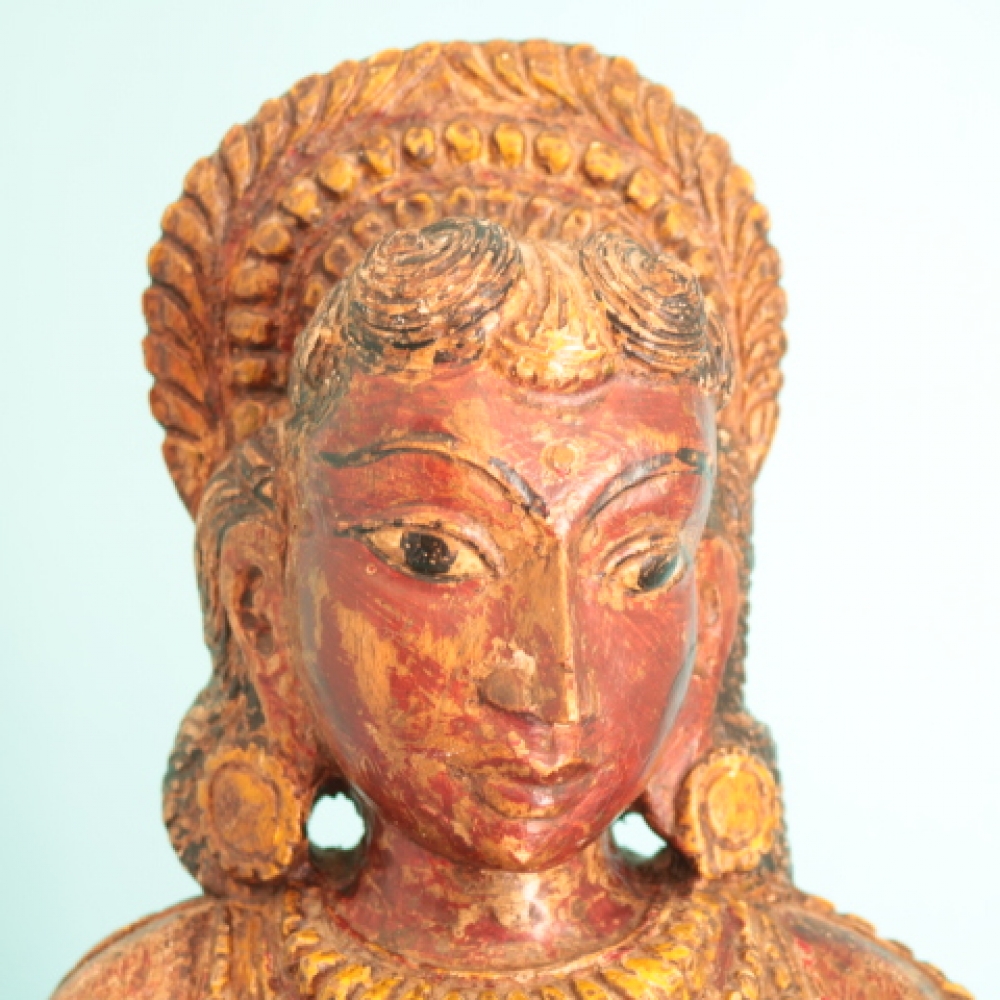 Escultura antigua india de apsara en madera policromada, siglo XIX