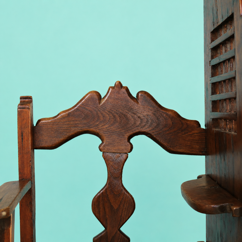 Confesionario portátil español del siglo XVIII en madera maciza de castaño, mueble litúrgico antiguo restaurado