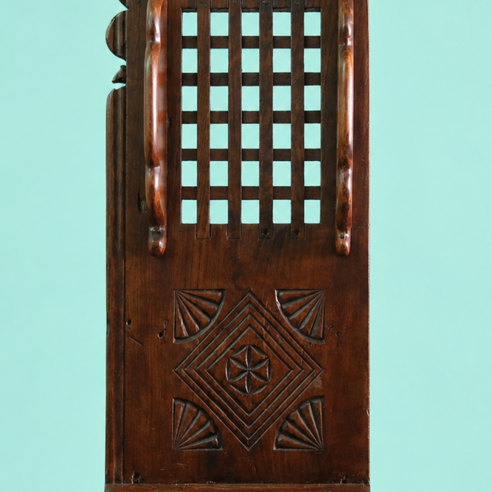 Confesionario portátil español del siglo XVIII en madera maciza de castaño, mueble litúrgico antiguo restaurado