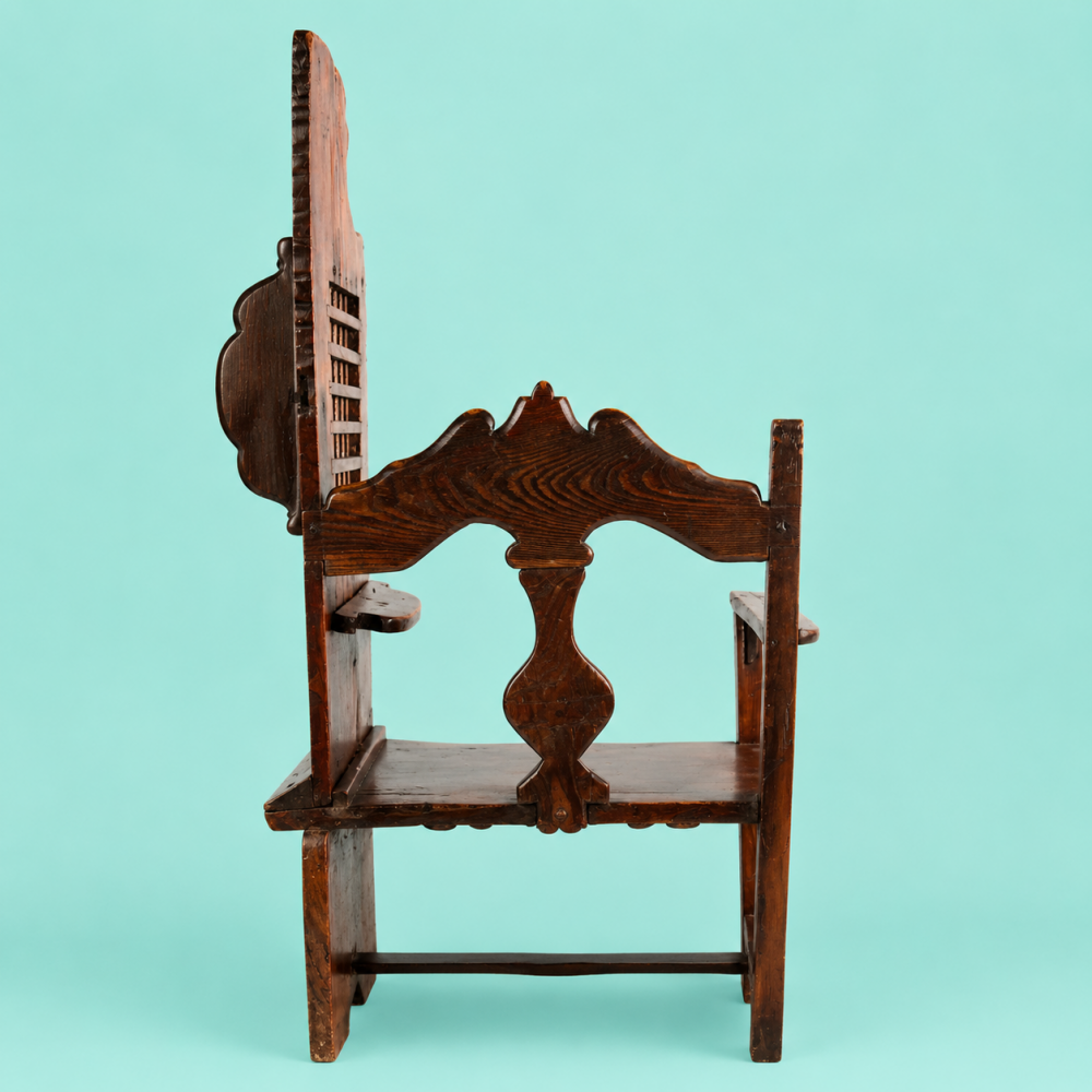 Confesionario portátil español del siglo XVIII en madera maciza de castaño, mueble litúrgico antiguo restaurado
