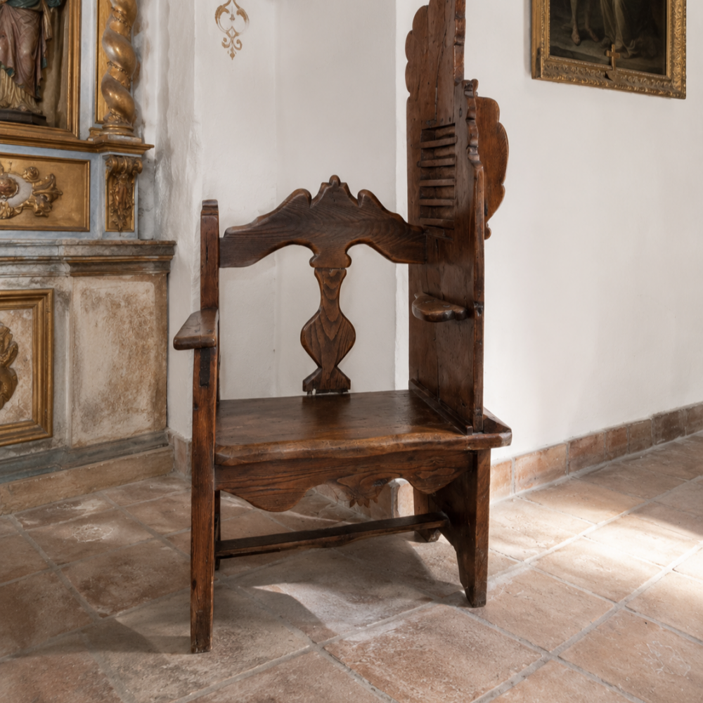 Confesionario portátil español del siglo XVIII en madera maciza de castaño, mueble litúrgico antiguo restaurado