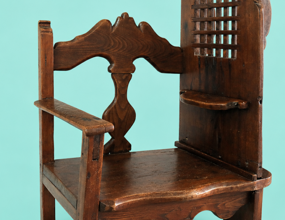 Confesionario portátil español del siglo XVIII en madera maciza de castaño, mueble litúrgico antiguo restaurado