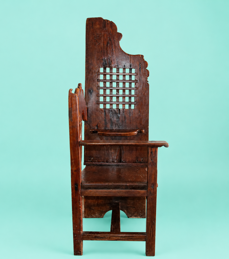 Confesionario portátil español del siglo XVIII en madera maciza de castaño, mueble litúrgico antiguo restaurado