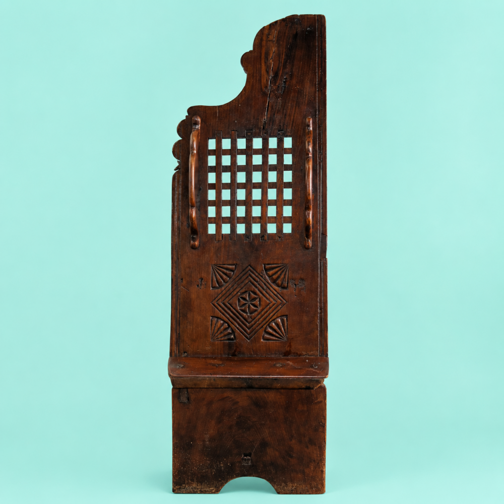Confesionario portátil español del siglo XVIII en madera maciza de castaño, mueble litúrgico antiguo restaurado