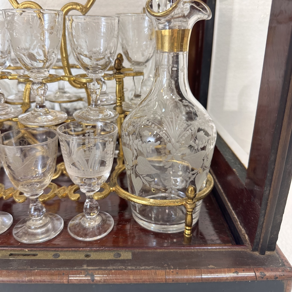 Licorera, palosanto y ébano, ormolú, cristal de Baccarat grabado, Napoleón III, circa 1880, Francia