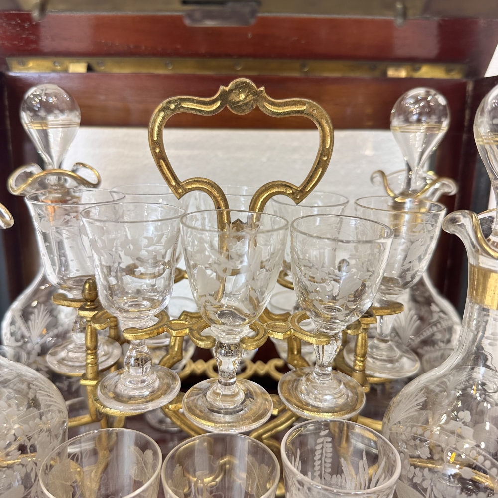 Licorera, palosanto y ébano, ormolú, cristal de Baccarat grabado, Napoleón III, circa 1880, Francia