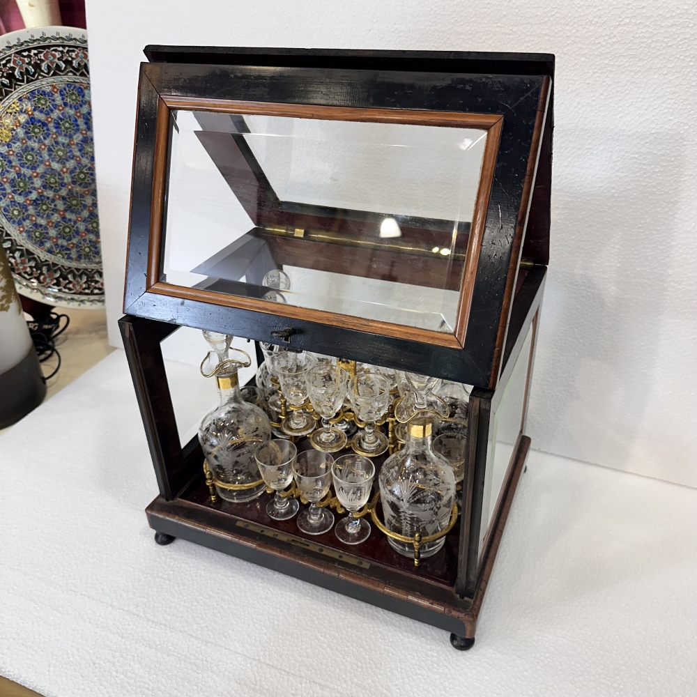 Licorera, palosanto y ébano, ormolú, cristal de Baccarat grabado, Napoleón III, circa 1880, Francia