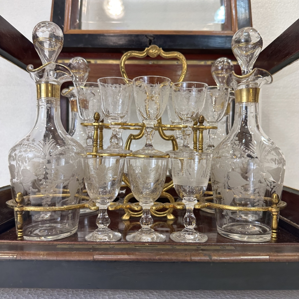 Licorera, palosanto y ébano, ormolú, cristal de Baccarat grabado, Napoleón III, circa 1880, Francia