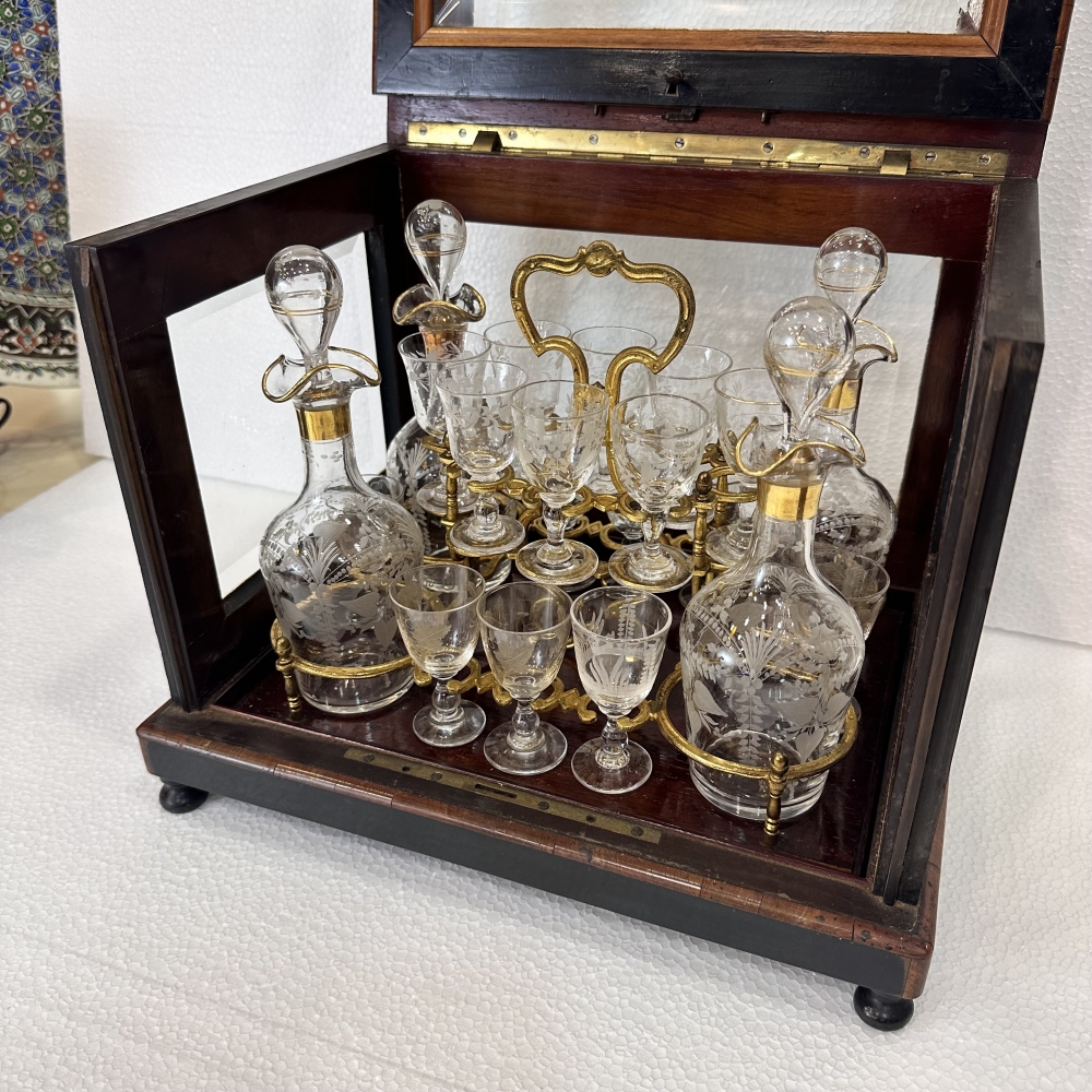 Licorera, palosanto y ébano, ormolú, cristal de Baccarat grabado, Napoleón III, circa 1880, Francia