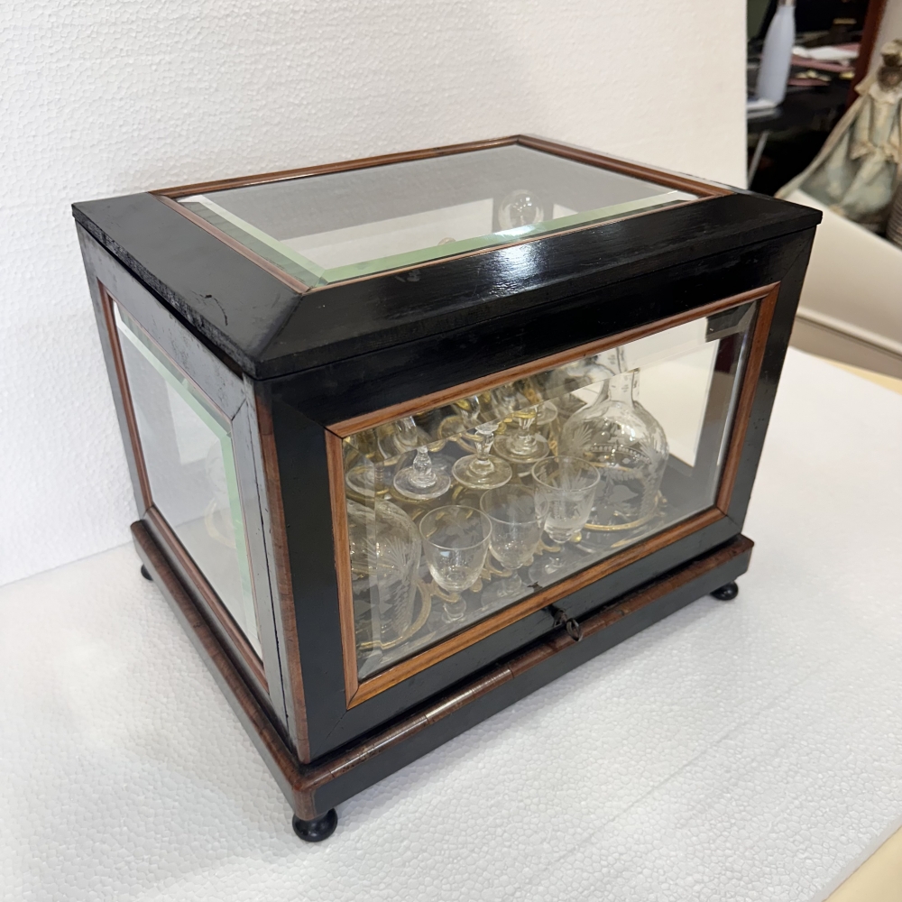 Licorera, palosanto y ébano, ormolú, cristal de Baccarat grabado, Napoleón III, circa 1880, Francia