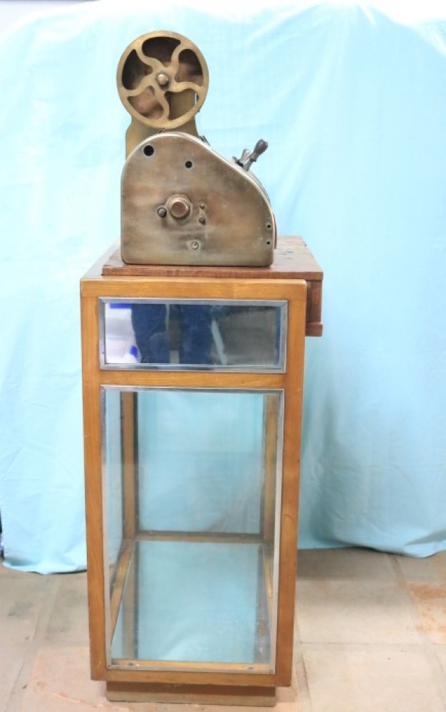 Caja registradora española para pesetas, principios del siglo XX, restaurada y cobrizada con mueble expositor original