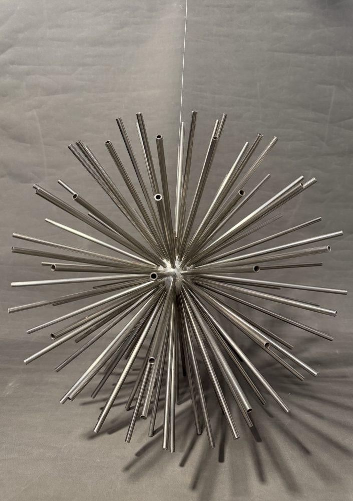 Curtis Jere, escultura Sputnik, sea urchin, acero, de 1970 aprox., USA