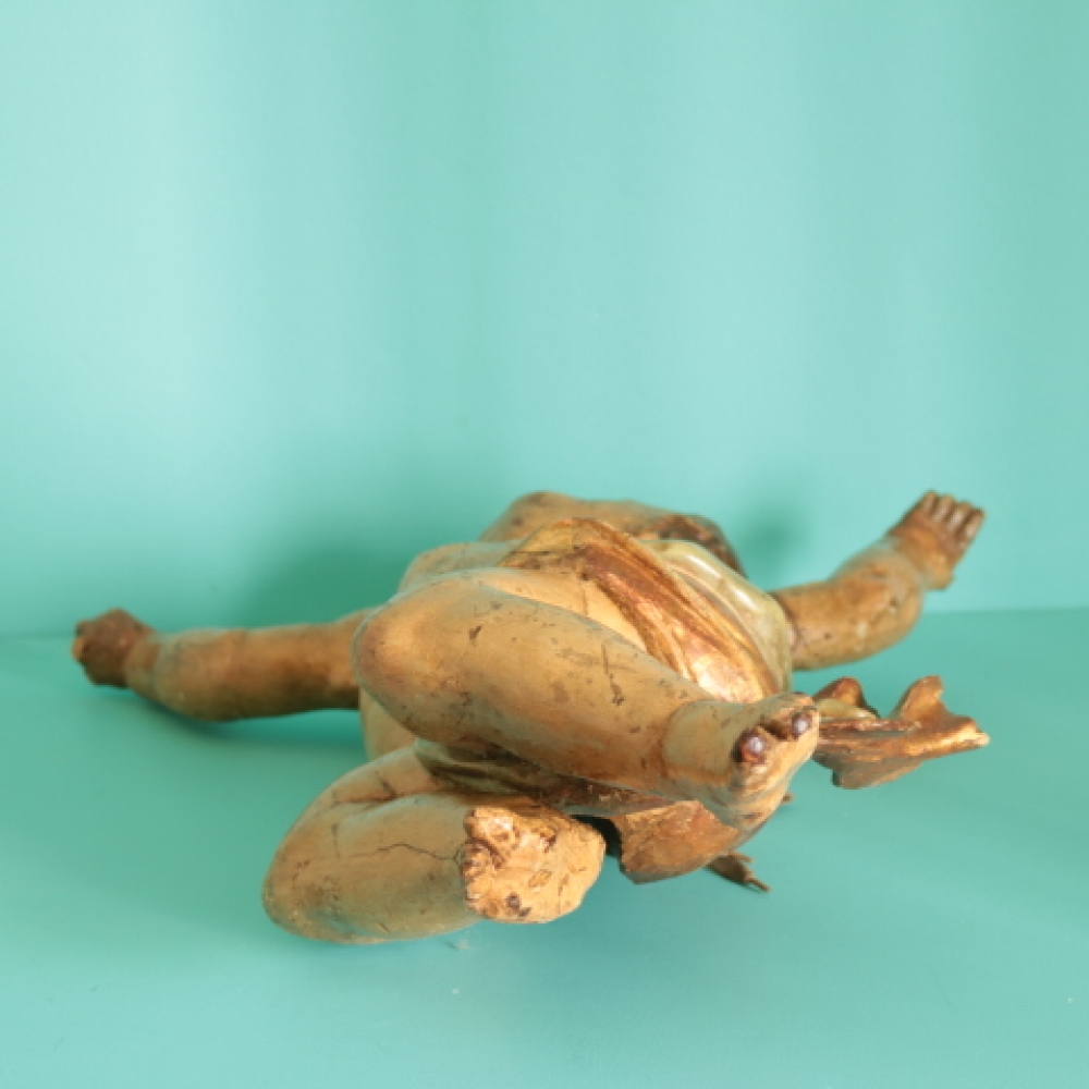 Putto barroco español de gran tamaño, tallado en madera de pino y policromado a mano, realizado durante el siglo XVIII