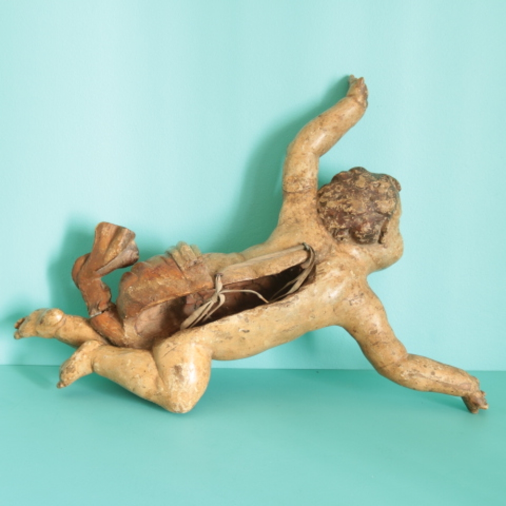 Putto barroco español de gran tamaño, tallado en madera de pino y policromado a mano, realizado durante el siglo XVIII