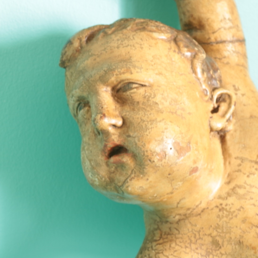 Putto barroco español de gran tamaño, tallado en madera de pino y policromado a mano, realizado durante el siglo XVIII