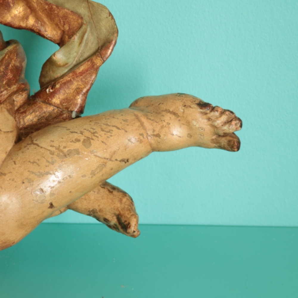 Putto barroco español de gran tamaño, tallado en madera de pino y policromado a mano, realizado durante el siglo XVIII