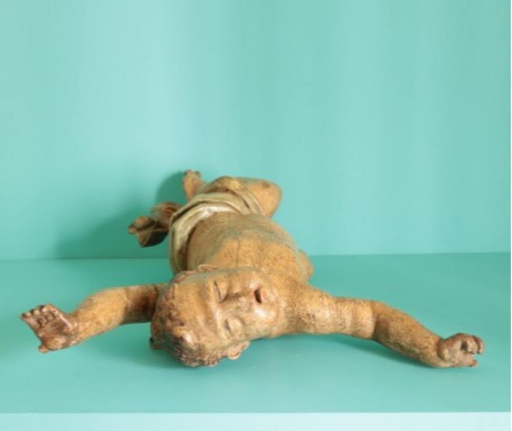 Putto barroco español de gran tamaño, tallado en madera de pino y policromado a mano, realizado durante el siglo XVIII